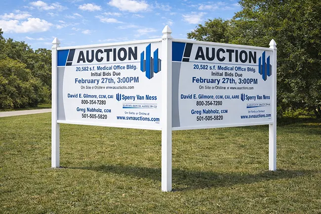 4x8 auction sign mounted in arrow post for auction listing